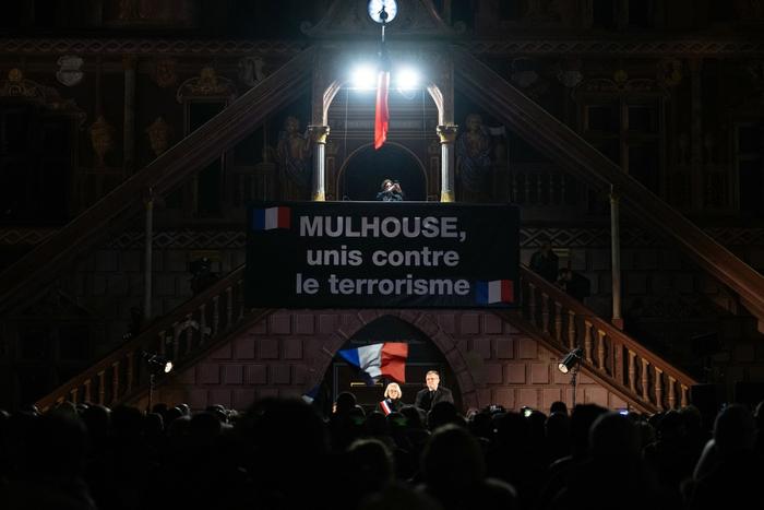 Le maire de Mulhouse, Michele Lutz, aux côtés du préfet du Haut-Rhin, Thierry Queffelec, rendent hommage à Lino Sousa Loureiro, 69 ans, mortellement blessé lors d'un attentat islamiste. Hôtel de ville de Mulhouse, le 24 février 2025.