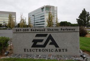 Une affiche est apposée devant le siège social d’Electronic Arts le 29 septembre 2025 à Redwood City, en Californie. Le fabricant de jeux vidéo Electronic Arts est racheté pour 55 milliards de dollars par la société de capital-investissement Silver Lake Partners, Affinity Partners et le fonds souverain saoudien PIF. Cette opération pourrait devenir le plus important rachat d’entreprise jamais réalisé par des fonds de capital-investissement. Justin Sullivan/Getty Images/AFP