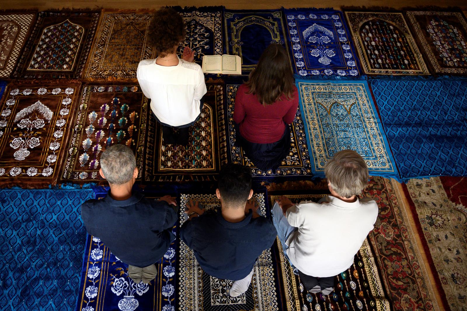 Des personnes de confession musulmane dans une salle de prière (image d'illustration).