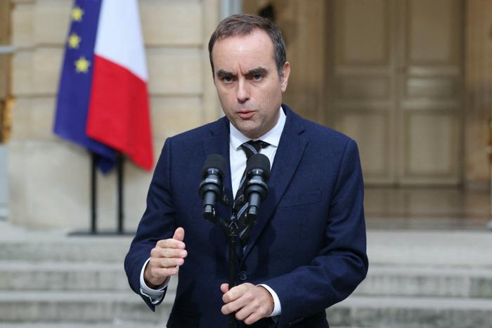 Le Premier ministre français Sébastien Lecornu prononce une déclaration à l'Hôtel Matignon à Paris, le 3 octobre 2025, avant une série de consultations avec les partis politiques avant l'annonce du nouveau gouvernement.