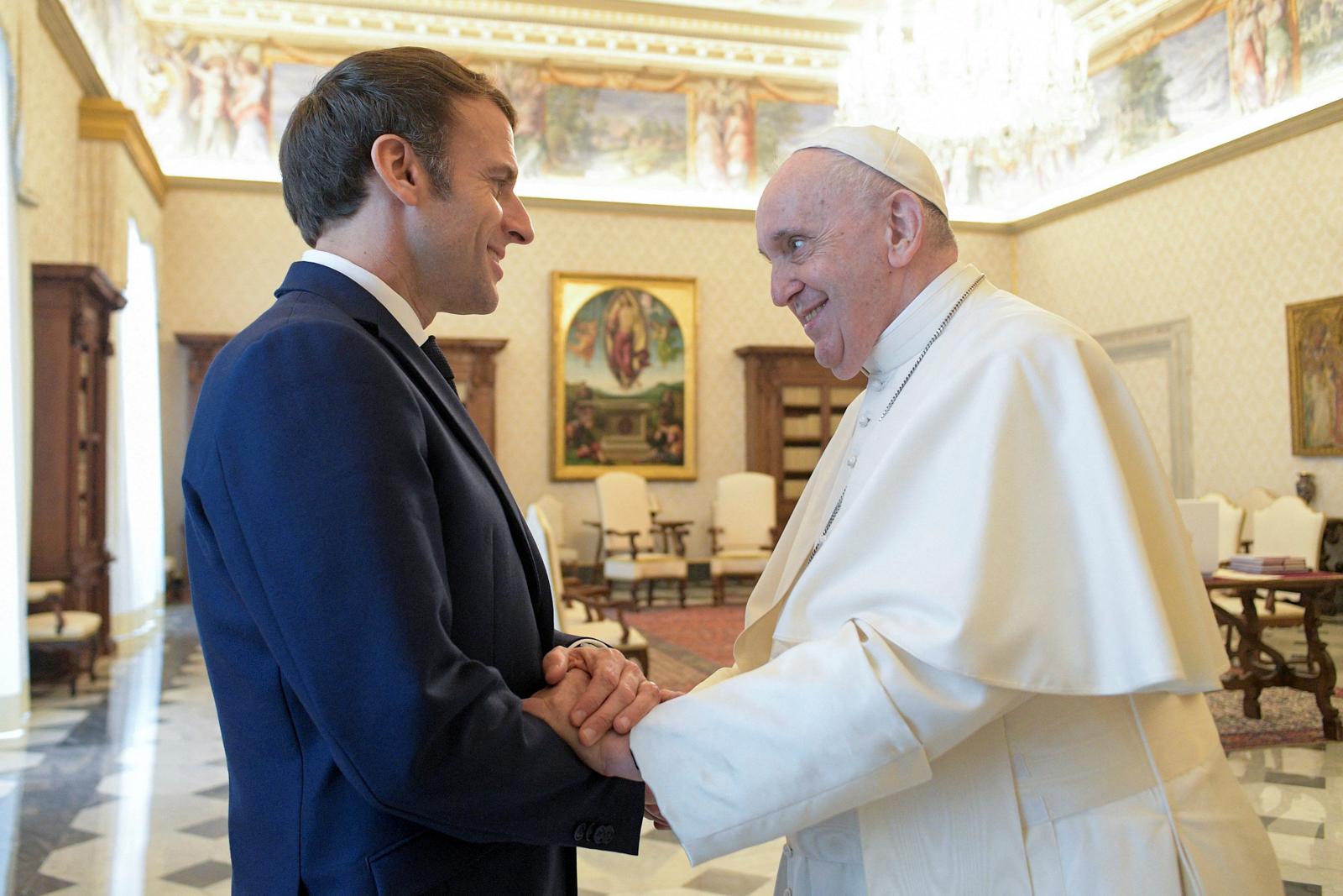 Emmanuel Macron pape François AFP