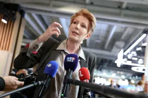 Natacha Polony, candidate du parti de centre-gauche Nous sommes la France à l'élection présidentielle française de 2027, s'adresse aux journalistes lors de sa visite au 91e Mondial de l'Automobile de Paris, au parc des expositions Paris Expo Porte de Versailles, le 15 octobre 2026.