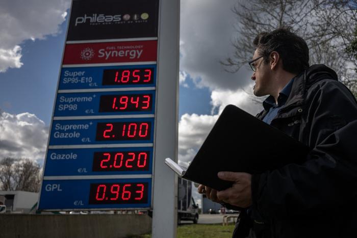 Un inspecteur de la protection des consommateurs vérifie les prix du carburant dans une station-service à Bruges, près de Bordeaux, le 10 mars 2026, lors d'un contrôle des prix à la pompe organisé par la DDPP.