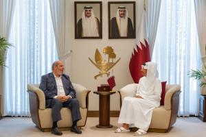 Cette photo diffusée par le ministère qatari des Affaires étrangères montre le Premier ministre et ministre des Affaires étrangères du Qatar, Cheikh Mohammed bin Abdulrahman bin Jassim Al-Thani (à droite), recevant le chef politique du Hamas, Khalil al-Hayya, à Doha le 19 août 2026.