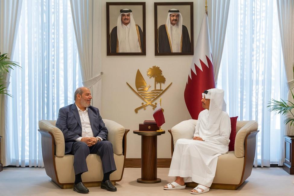 Cette photo diffusée par le ministère qatari des Affaires étrangères montre le Premier ministre et ministre des Affaires étrangères du Qatar, Cheikh Mohammed bin Abdulrahman bin Jassim Al-Thani (à droite), recevant le chef politique du Hamas, Khalil al-Hayya, à Doha le 19 août 2026.