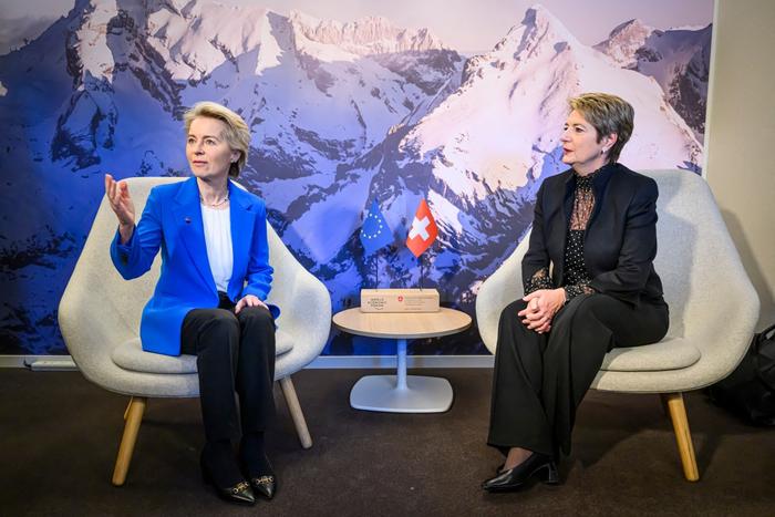 La présidente fédérale suisse Karin Keller-Sutter s'entretient avec la présidente de la Commission européenne Ursula von der Leyen avant une réunion bilatérale en marge de la 55e réunion annuelle du Forum économique mondial (WEF) à Davos, le 21 janvier 2025.