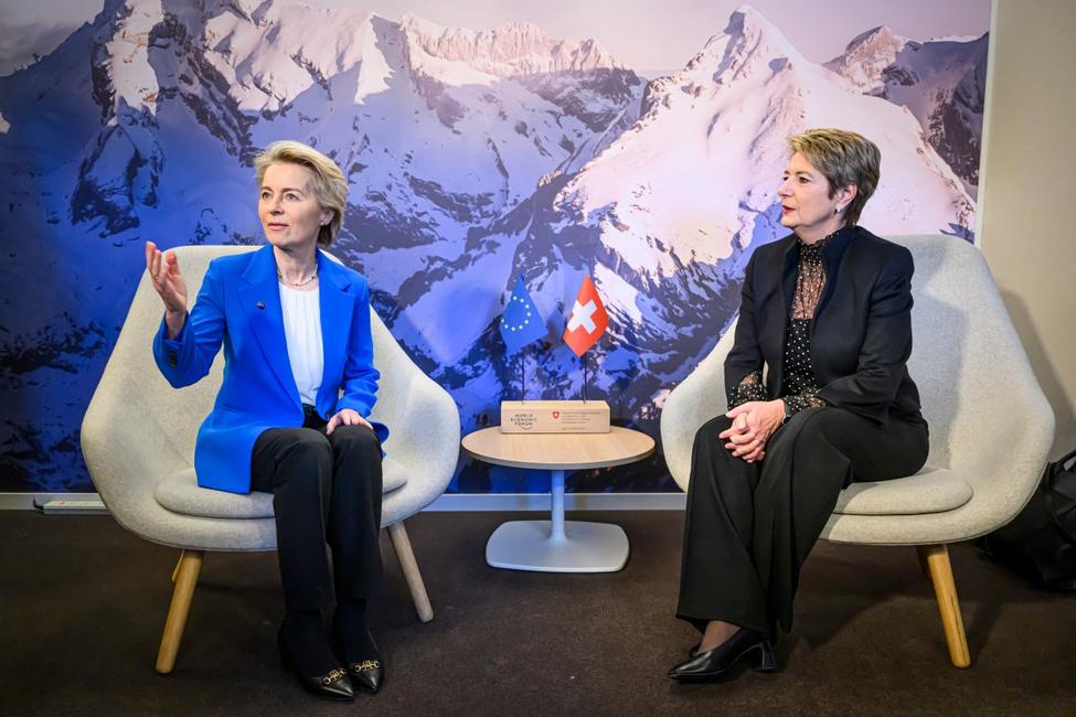 La présidente fédérale suisse Karin Keller-Sutter s'entretient avec la présidente de la Commission européenne Ursula von der Leyen avant une réunion bilatérale en marge de la 55e réunion annuelle du Forum économique mondial (WEF) à Davos, le 21 janvier 2025.