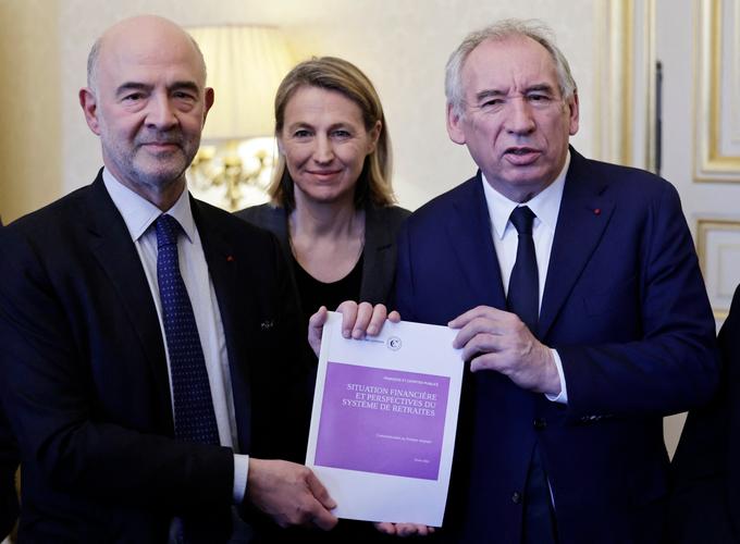 Le premier président de la Cour des comptes, Pierre Moscovici, aux côtés de la ministre française chargée du Travail et de l'Emploi Astrid Panosyan-Bouvet, présente les résultats du rapport sur les retraites au Premier ministre François Bayrou à l'hôtel Matigon à Paris, le 20 février 2025.