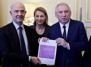 Le premier président de la Cour des comptes, Pierre Moscovici, aux côtés de la ministre française chargée du Travail et de l'Emploi Astrid Panosyan-Bouvet, présente les résultats du rapport sur les retraites au Premier ministre François Bayrou à l'hôtel Matigon à Paris, le 20 février 2025.