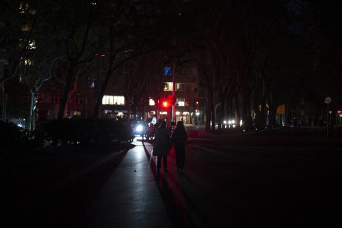 Des habitants marchent de nuit à Barcelone, privés d'électricité, suite à une panne de courant massive qui a touché toute la péninsule Ibérique et le sud de la France, le 28 avril 2025.