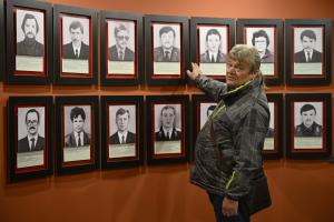 Nikolaï Soloviev, ingénieur retraité de la centrale nucléaire de Tchernobyl, se tient devant les portraits des premières victimes de Tchernobyl dans la salle commémorative du musée de la ville de Slavoutytch et de la centrale nucléaire de Tchernobyl, le 24 avril 2026.