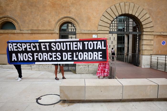 Banderole de soutien aux froces de l'ordre Aix en Provence