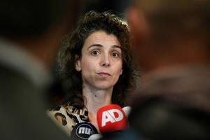 Sophie Hermans, du Parti populaire pour la liberté et la démocratie (VVD) néerlandais, s'adresse à la presse, à la Chambre des représentants à La Haye, le 17 mars 2021.