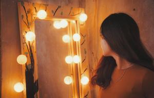 On distingue généralement deux types de narcissisme : le narcissisme grandiose et le narcissisme vulnérable.
