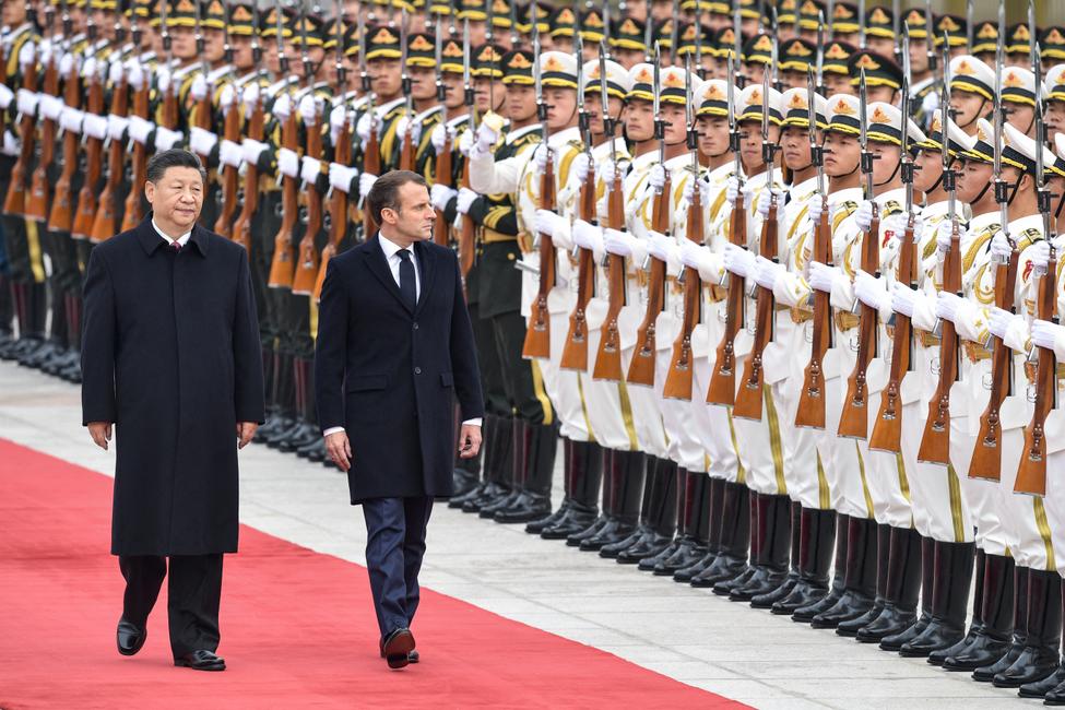 Le président français Emmanuel Macron passe en revue une garde d'honneur militaire avec le président chinois Xi Jinping lors d'une cérémonie de bienvenue au Palais de l'Assemblée du Peuple à Pékin, le 6 novembre 2019.