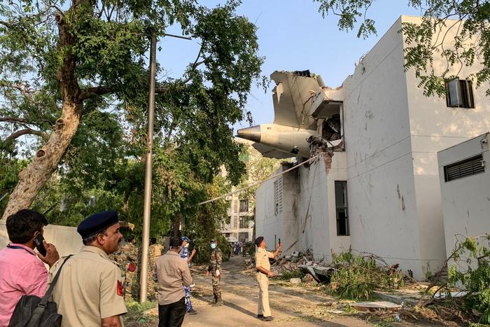 L'arrière du vol 171 d'Air India photographié sur le site du crash dans un quartier résidentiel près de l'aéroport d'Ahmedabad, le 12 juin 2025.