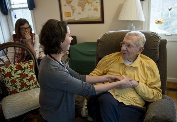 Une neurologue examine un patient de 74 ans atteint de dégénérescence corticobasale, une maladie incurable semblable à la maladie de Parkinson.