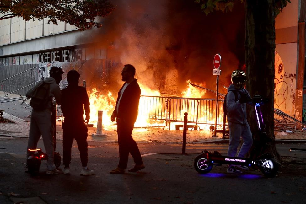 Des poubelles sont incendiées devant le lycée des Menuts lors d'une manifestation étudiante à Bordeaux, dans le sud-ouest de la France, le 1er octobre 2026.