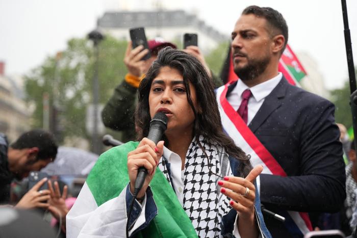 Rima Hassan s'exprime lors d'un rassemblement le 29 mai 2024 pour protester contre Israël.