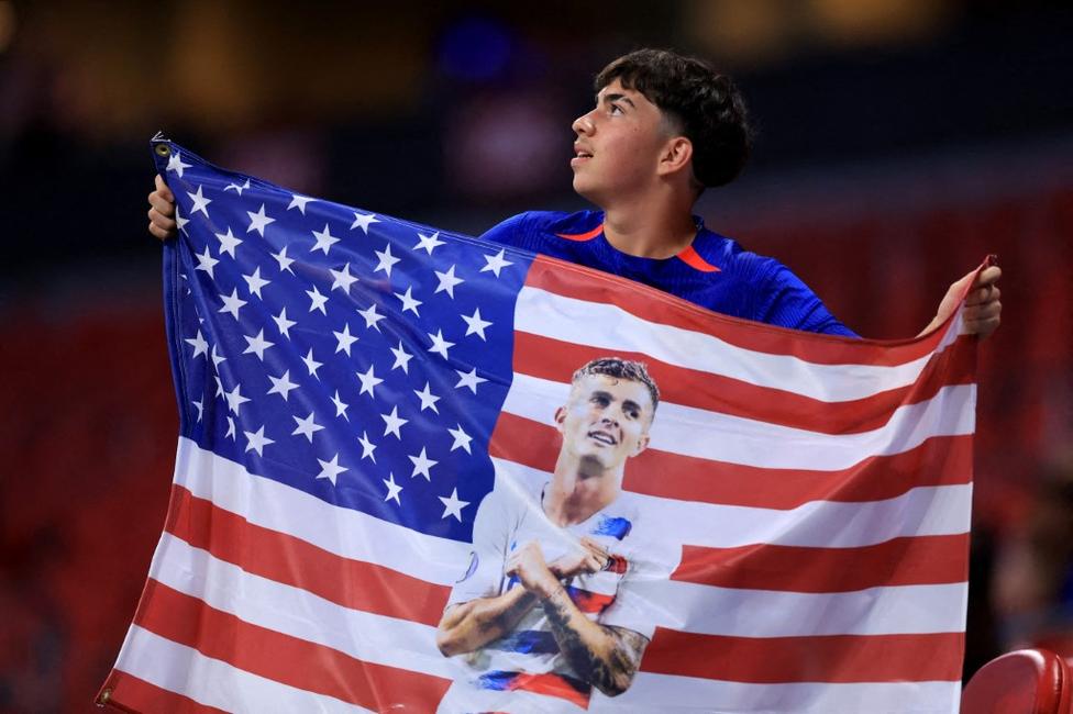 Un supporter des États-Unis brandit un drapeau à l’effigie de Christian Pulisic avant le match de la Copa America USA 2024 (Groupe C) de la CONMEBOL, opposant le Panama aux États-Unis, au Mercedes-Benz Stadium le 27 juin 2024 à Atlanta, en Géorgie.