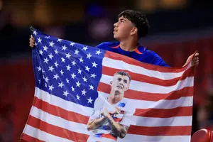 Un supporter des États-Unis brandit un drapeau à l’effigie de Christian Pulisic avant le match de la Copa America USA 2024 (Groupe C) de la CONMEBOL, opposant le Panama aux États-Unis, au Mercedes-Benz Stadium le 27 juin 2024 à Atlanta, en Géorgie.