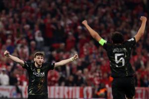 Les joueurs du PSG célèbrent la victoire contre le Bayern Munich. 
