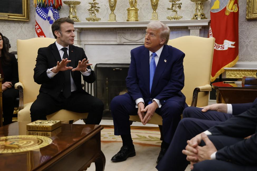 Le président américain Donald Trump rencontre le président français Emmanuel Macron dans le bureau ovale de la Maison Blanche à Washington, le 24 février 2025.