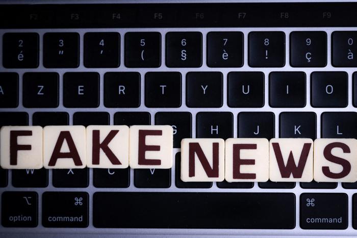 Croire à de fausses informations est une chose, mais s'accrocher à quelque chose qui est manifestement faux en est une autre.