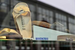 Une paire de Birkenstock dans un magasin de chaussures.