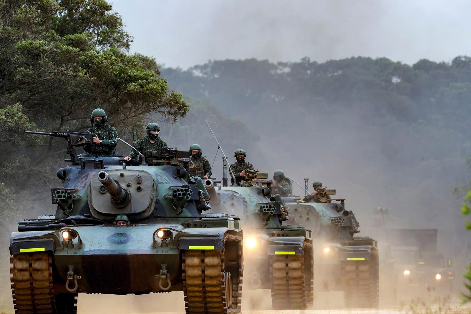 Cette photo diffusée par le ministère taïwanais de la Défense nationale, prise le 9 avril 2023, montre des soldats taïwanais manœuvrant des chars lors d'un exercice dans un lieu non divulgué de Taïwan, alors que la Chine mène des exercices militaires autour de l'île autonome.