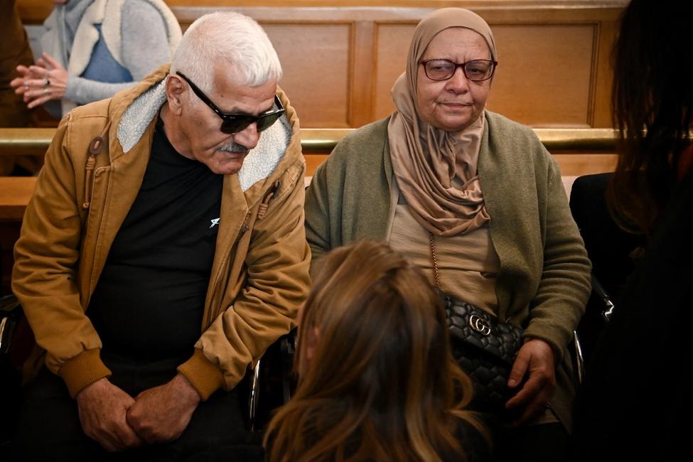 Kamel et Djohar Daoud, les parents de Chahinez Daoud, assis devant le procès de Mounir Boutaa qui comparaît pour meurtre à la cour d'assises de Gironde à Bordeaux, le 24 mars 2025.