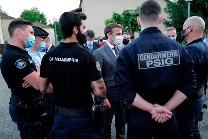 Emmanuel Macron gendarmes AFP
