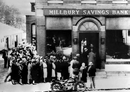 Le 24 octobre 1929, à Millbury, dans le Massachusetts, la population se précipite vers une caisse d'épargne. Le krach boursier de 1929, qui éclate à Wall Street à New York, provoque une ruée vers les banques à travers tout le pays.
