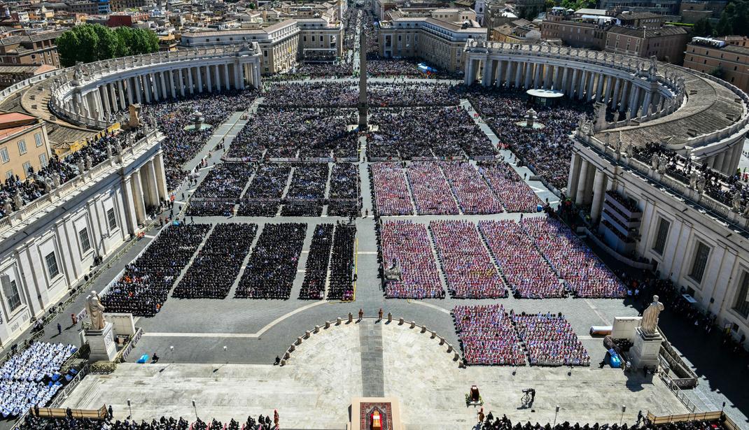 Une photographie prise depuis la basilique Saint-Pierre montre une vue générale du cercueil du défunt pape François lors de la cérémonie funéraire sur la place Saint-Pierre, au Vatican, le 26 avril 2025.