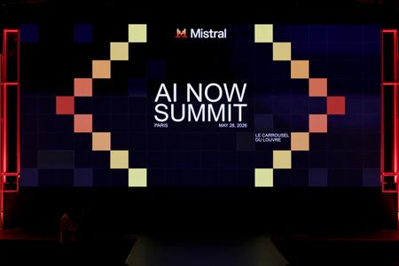 Cette photographie montre la scène encore vide avant le début de la conférence d’ouverture de l’événement « AI Now Summit », organisé par le développeur français d’intelligence artificielle Mistral, au Carrousel du Louvre à Paris, le 28 mai 2026.