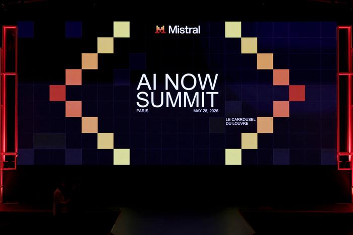 Cette photographie montre la scène encore vide avant le début de la conférence d’ouverture de l’événement « AI Now Summit », organisé par le développeur français d’intelligence artificielle Mistral, au Carrousel du Louvre à Paris, le 28 mai 2026.