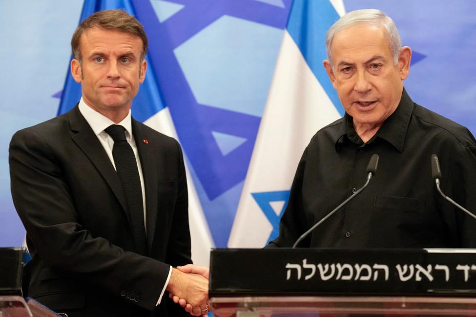 Le Premier ministre israélien Benjamin Netanyahu serre la main du président français Emmanuel Macron après leur conférence de presse conjointe à Jérusalem, le 24 octobre 2023.