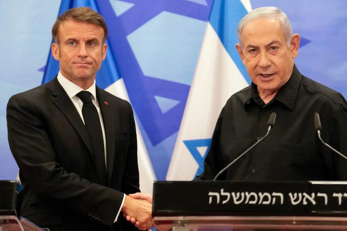 Le Premier ministre israélien Benjamin Netanyahu serre la main du président français Emmanuel Macron après leur conférence de presse conjointe à Jérusalem, le 24 octobre 2023.