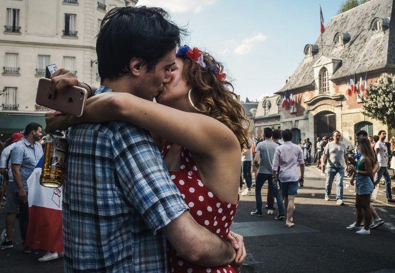 Un couple s'embrasse dans les rues de Paris