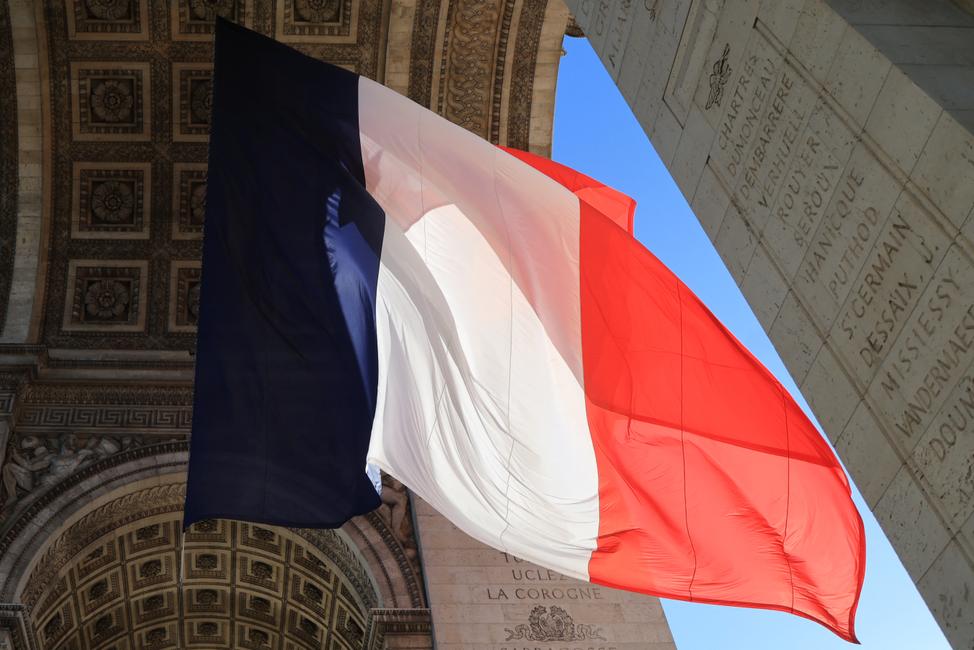 Drapeau Français sous l'Arc de Triomphe à Paris. (Image d'illustration)