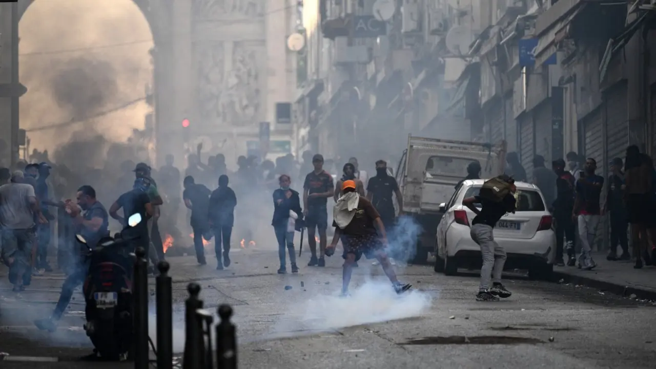 Des émeutiers affrontent des CRS à la Porte d'Aix à Marseille, dans le sud de la France, le 30 juin 2023.