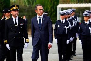 Bruno Retailleau et le préfet des Bouches-du-Rhône Pierre-Edouard Colliex participent à une cérémonie de remise de médailles aux forces de l'ordre dans un commissariat à Marseille, le 8 novembre 2024.