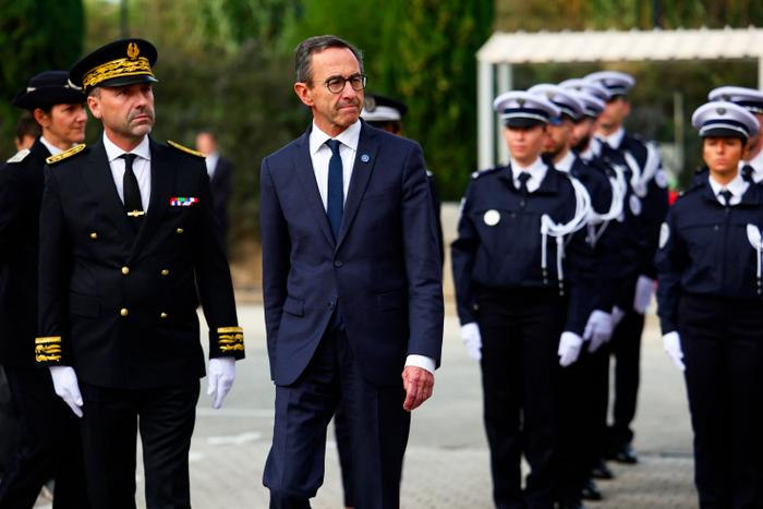 Bruno Retailleau et le préfet des Bouches-du-Rhône Pierre-Edouard Colliex participent à une cérémonie de remise de médailles aux forces de l'ordre dans un commissariat à Marseille, le 8 novembre 2024.
