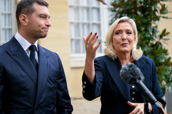 Les dirigeants du Rassemblement National, Marine le Pen et Jordan Bardella, en conférence de presse sur le perron de l'hôtel de Matignon, après une rencontre avec le Premier Ministre, le 2 septembre 2025 (Photo by Bertrand GUAY / AFP)
