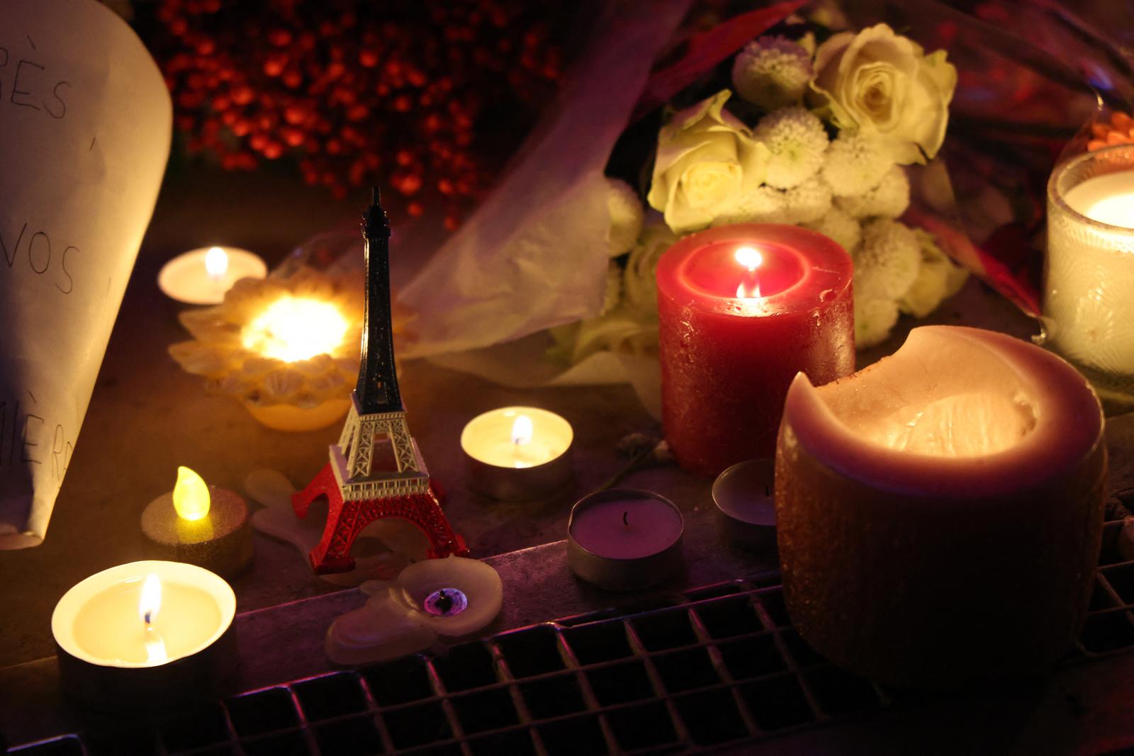 Des bougies brûlent parmi les fleurs et les messages sur un mémorial provisoire installé place de la République, en hommage aux victimes des attentats de 2015 à Paris, le 12 novembre 2025. La France marque les dix ans de la pire attaque subie par la capitale depuis la Seconde Guerre mondiale, lorsque des hommes armés et des kamikazes jihadistes ont mené une série d’assauts coordonnés dans Paris et sa périphérie dans la nuit du 13 novembre 2015, faisant 130 morts. L’organisation État islamique avait revendiqué les attaques.