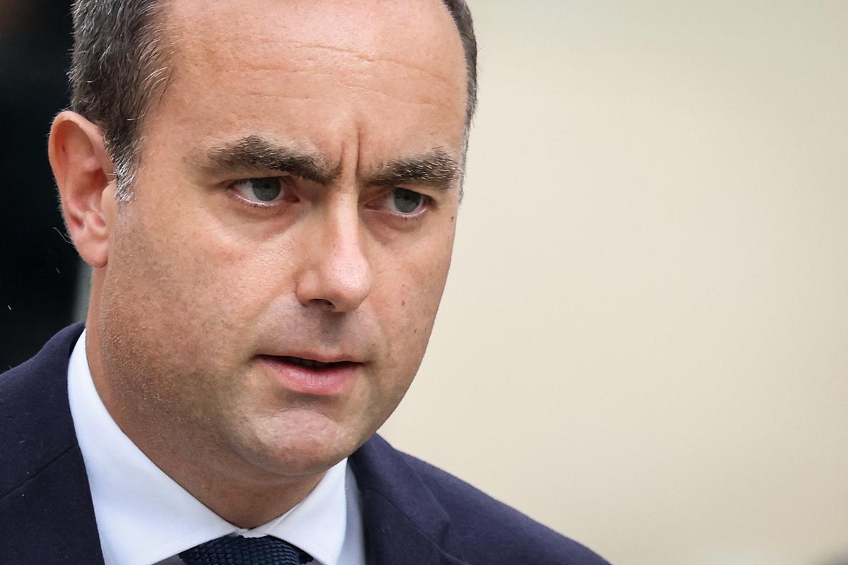 Le nouveau Premier ministre et ancien ministre des Armées, Sébastien Lecornu, arrive à la cérémonie de passation de pouvoir avec son prédécesseur à l'Hôtel Matignon à Paris, le 10 septembre 2025.(Photo de Ludovic MARIN / AFP)