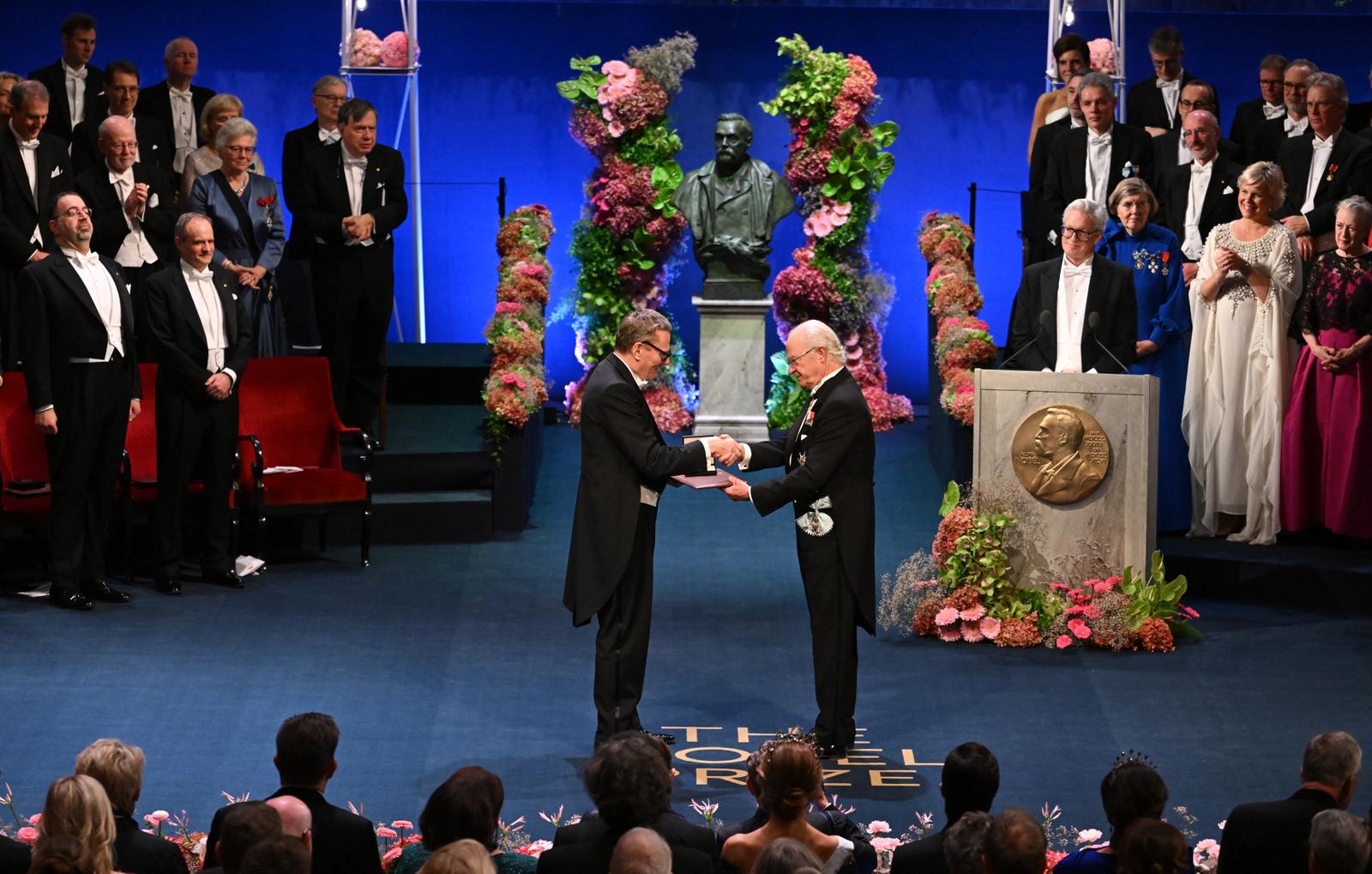 Le lauréat du prix Sveriges Riksbank en sciences économiques 2024, James Robinson, reçoit le prix Nobel des mains du roi Carl XVI Gustaf de Suède lors de la cérémonie de remise du prix Nobel au Concert Hall de Stockholm, en Suède, le 10 décembre 2024.