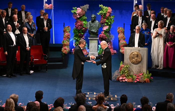 Le lauréat du prix Sveriges Riksbank en sciences économiques 2024, James Robinson, reçoit le prix Nobel des mains du roi Carl XVI Gustaf de Suède lors de la cérémonie de remise du prix Nobel au Concert Hall de Stockholm, en Suède, le 10 décembre 2024.