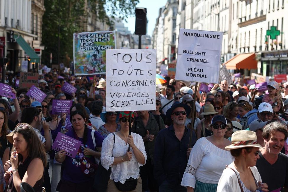 Des manifestants brandissent des pancartes où l'on peut lire « Tous ceux qui sont concernés par les violences sexuelles » (C) et « Le masculinisme, c'est de la foutaise criminelle, un fléau mondial » (R) lors d'un rassemblement contre les violences sexuelles faites aux femmes et aux enfants, organisé par la Fondation des Femmes à Paris, le 4 juillet 2026.
