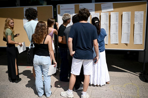 Des jeunes lycéens découvrent les résultats du Baccalauréat.
